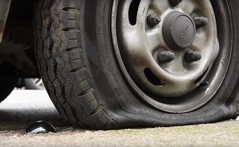 Τέλος το παρκάρισμα στα πεζοδρόμια: Όποιος το τολμάει θα πηγαίνει για λάστιχα